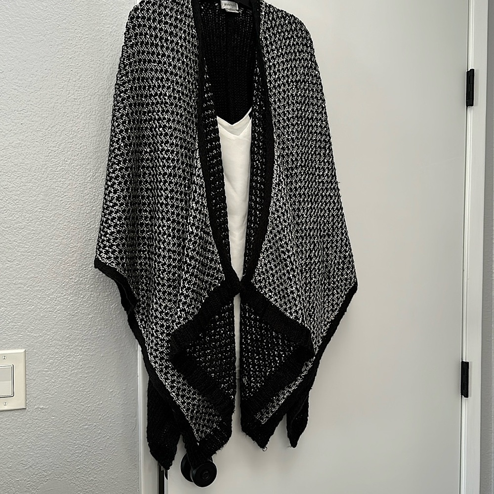 Sparkling black & white knit kimono from Avenue